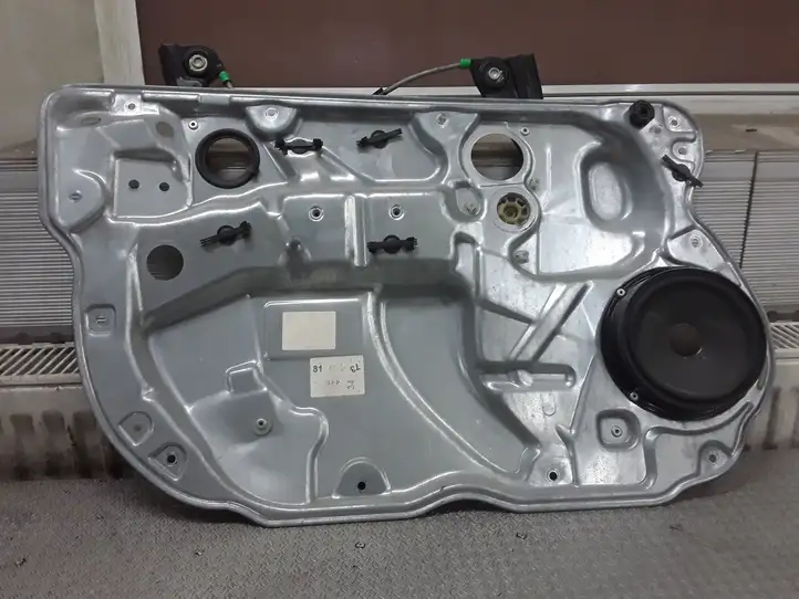 Volkswagen Polo (2001 - 2005)   Механизм механического подъема окон передней двери