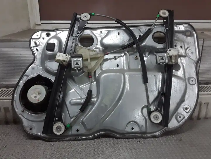 Volkswagen Polo (2001 - 2005)   Механизм механического подъема окон передней двери