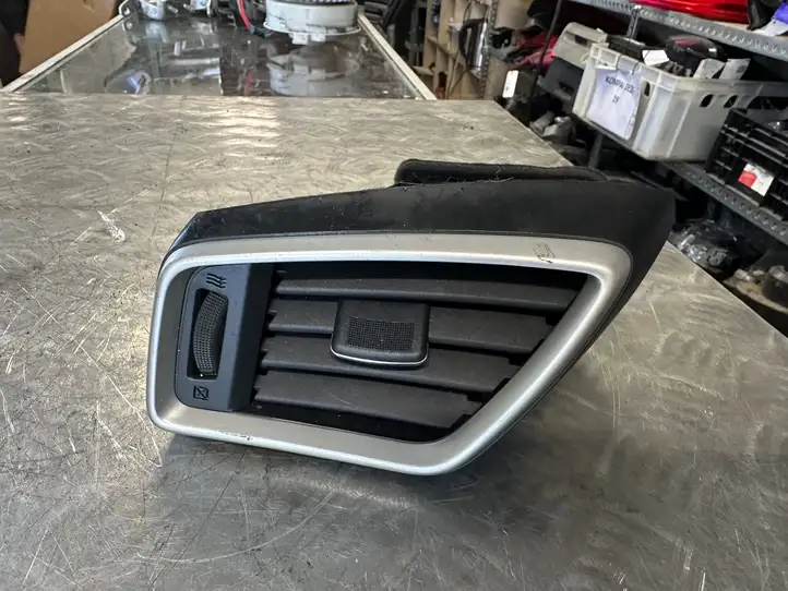 Nissan X-Trail T32 (2014 - 2021) 687614BA0A Боковой воздушный дефлектор — фото 1