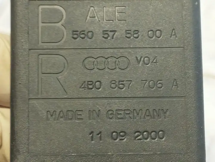 Audi A6 S6 C5 4B (1997 - 2001) 4B0857706A Передний ремень безопасности — фото 2