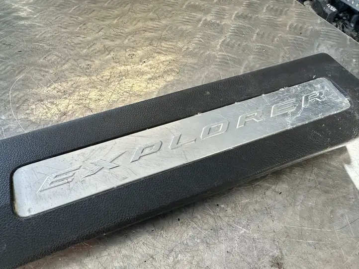 Ford Explorer (2010 - 2015) BB537813201AE35B8 Внутренняя отделка переднего порога — фото 5