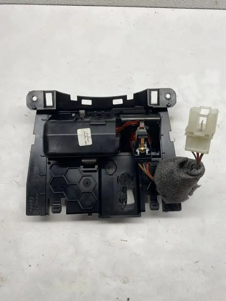 Audi A5 (2007 - 2011)  8K0857965 Передняя пепельница