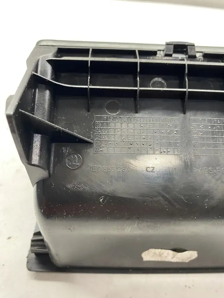Skoda Octavia Mk2 (1Z) (2004 - 2013)  1Z0829203 Ящик для вещей