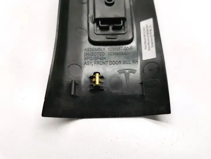Tesla Model X (2015 - 2021) 1035987-00-E Внутренняя отделка переднего порога — фото 2