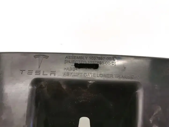 Tesla Model X (2015 - 2021) 1037897-00-E Обшивка стойки у окна — фото 3