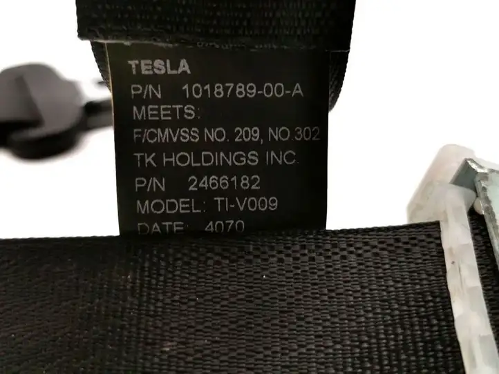 Tesla Model S (2012 - 2016) 1018789-00-A Задний ремень безопасности — фото 4