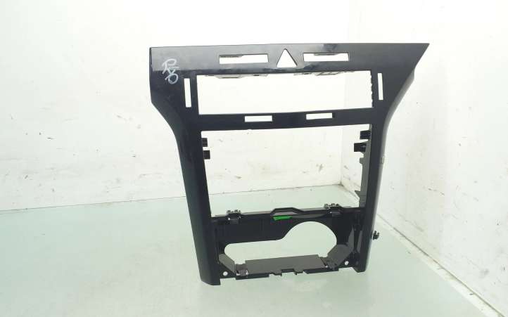 331985437 Opel Astra H Panelės apdailos skydas (centrinis)