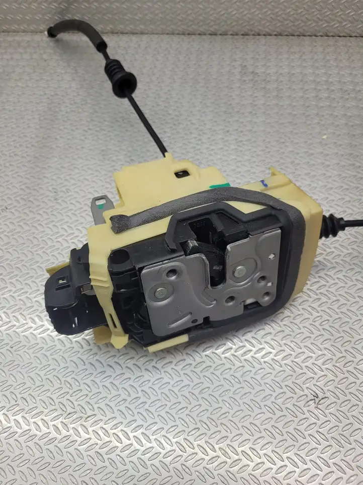 (2020 - ) 32310710 Замок задней двери — фото 7