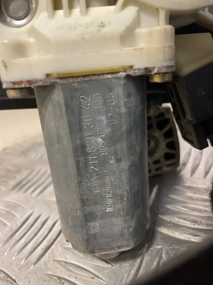 Mercedes-Benz E W211 (2002 - 2009)   Передний комплект электрического механизма для подъема окна