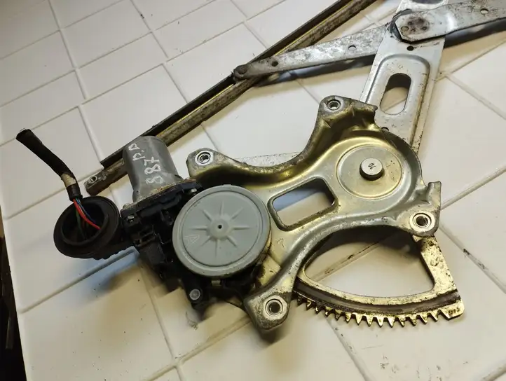 Lexus IS 220D-250-350 (2005 - 2010) Электростеклоподъемник передний (комплект) — фото 3