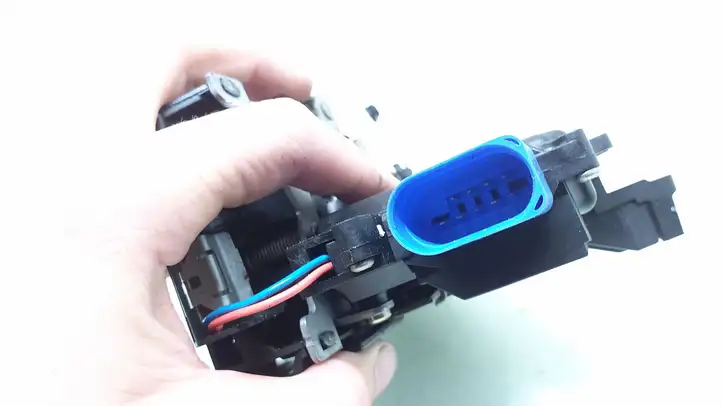 Volkswagen Golf V (2003 - 2009)  3D1837016 Замок передней двери