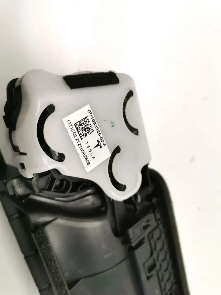 Tesla Model 3 (2017 - 2023) 1083325-00-F Боковой воздушный дефлектор — фото 4