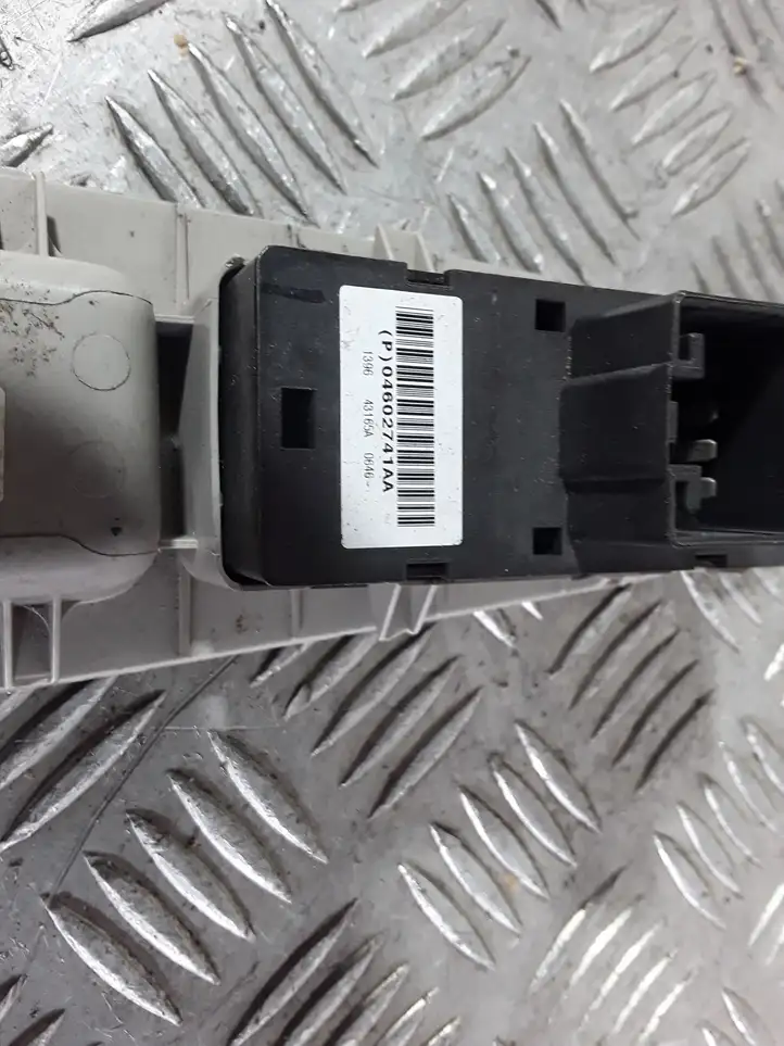 Chrysler 300 - 300C (2005 - 2011) 04602741AA Кнопка стеклоподъемников — фото 2