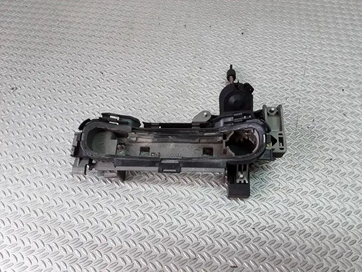 Audi A4 S4 B6 8E 8H (2000 - 2006) 8E2837886A Крепление наружной ручки передней двери — фото 1