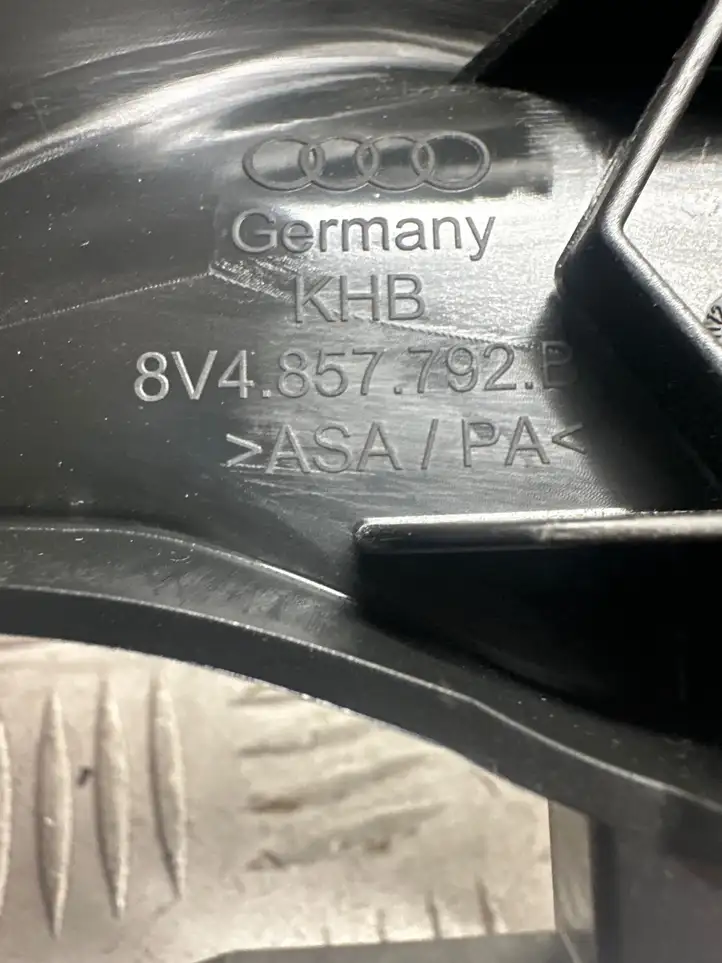 Audi A3/S3 8V (2012 - 2016) 8V4857792B Накладка ремня безопасности — фото 2