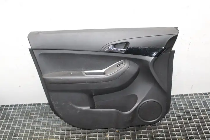Chevrolet Orlando (2010 - 2015) Обшивка передней двери — фото 1