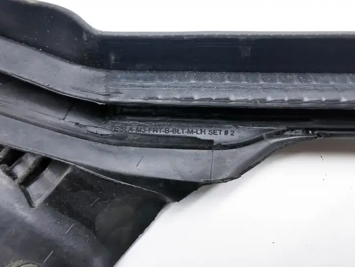 Tesla Model 3 (2017 - 2023) Уплотнитель передней двери (кузов) — фото 3