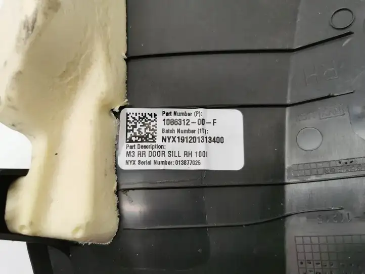 Tesla Model 3 (2017 - 2023) 1086312-00-F Накладка порога — фото 3