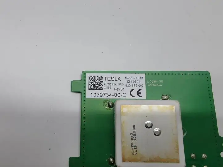 Tesla Model 3 (2017 - 2023) 1079734-00-C GPS антенна — фото 2