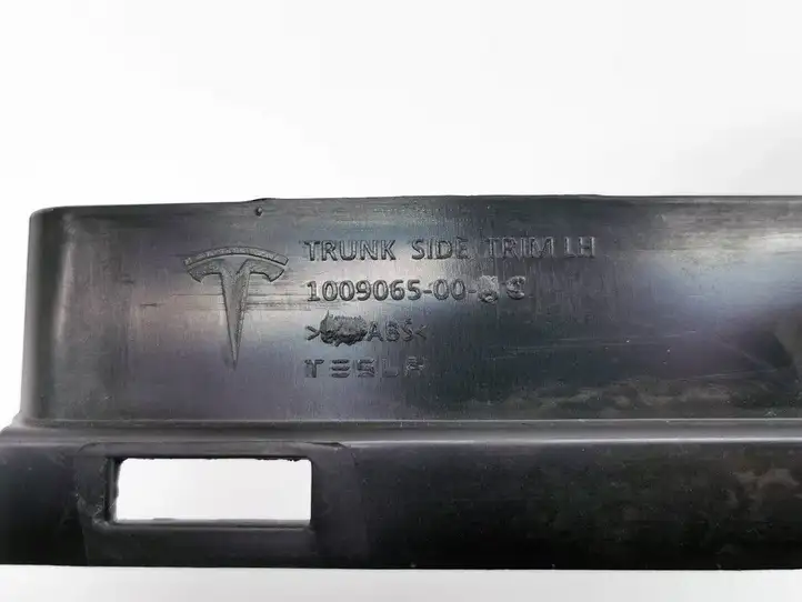 Tesla Model S (2016 - 2021) 1009065-00-C Обшивка стойки у окна — фото 2