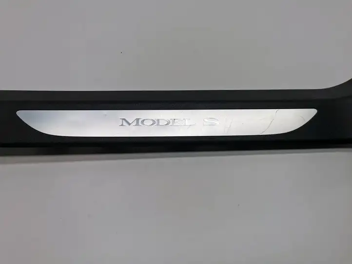 Tesla Model S (2016 - 2021) 1030394-00-D Внутренняя отделка переднего порога — фото 3