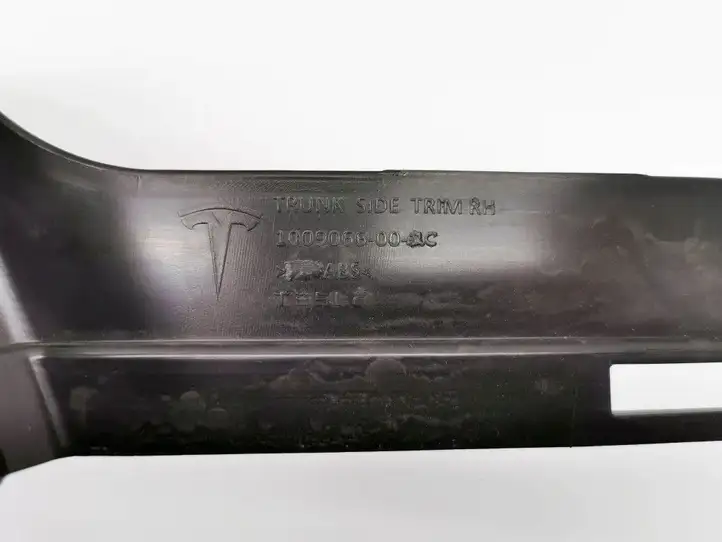 Tesla Model S (2016 - 2021) 1009066-00-C Обшивка стойки у окна — фото 3