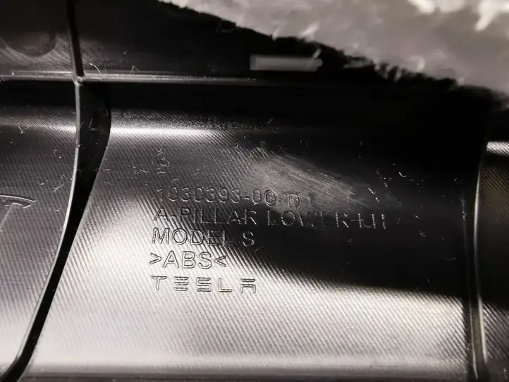 Tesla Model S (2016 - 2021) 1030393-00-D Внутренняя отделка переднего порога — фото 2