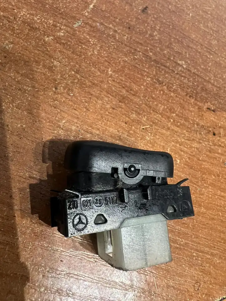 Mercedes-Benz E W210 (1995 - 2002) 2108213551 Кнопка фаркопа в багажнике — фото 3