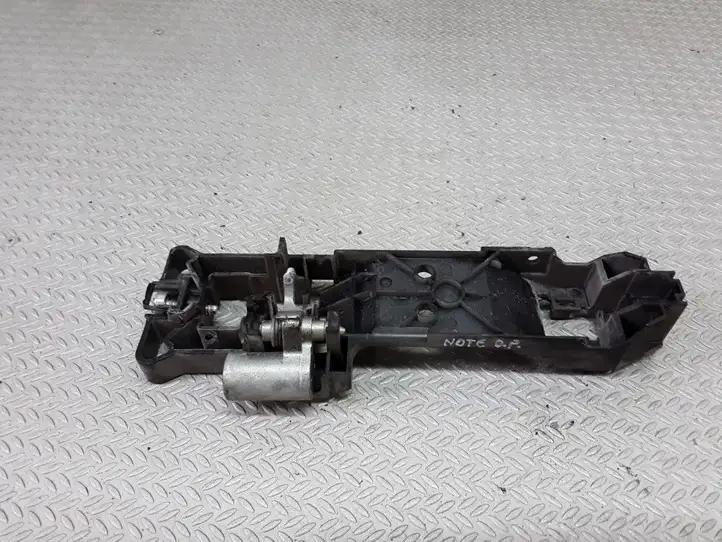 Nissan Note (E11) (2006 - 2014) Крепление наружной ручки передней двери — фото 2