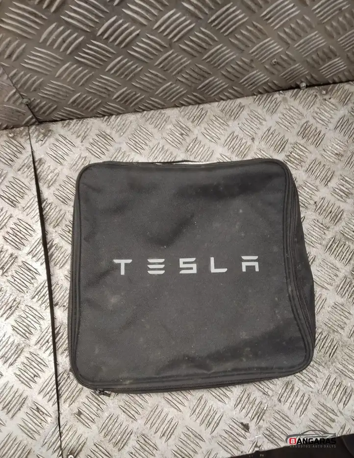 Tesla Model 3 (2017 - 2023) Прочие детали салона — фото 1