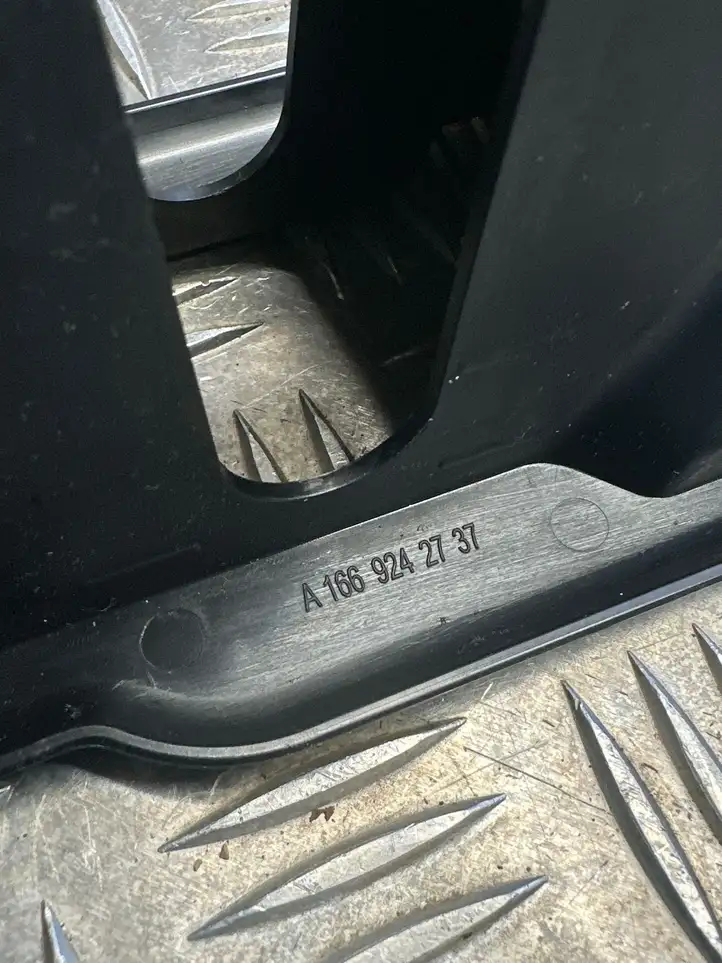 Mercedes-Benz GL X166 (2013 - 2019) A1669242737 Клипса крепления коврика — фото 3