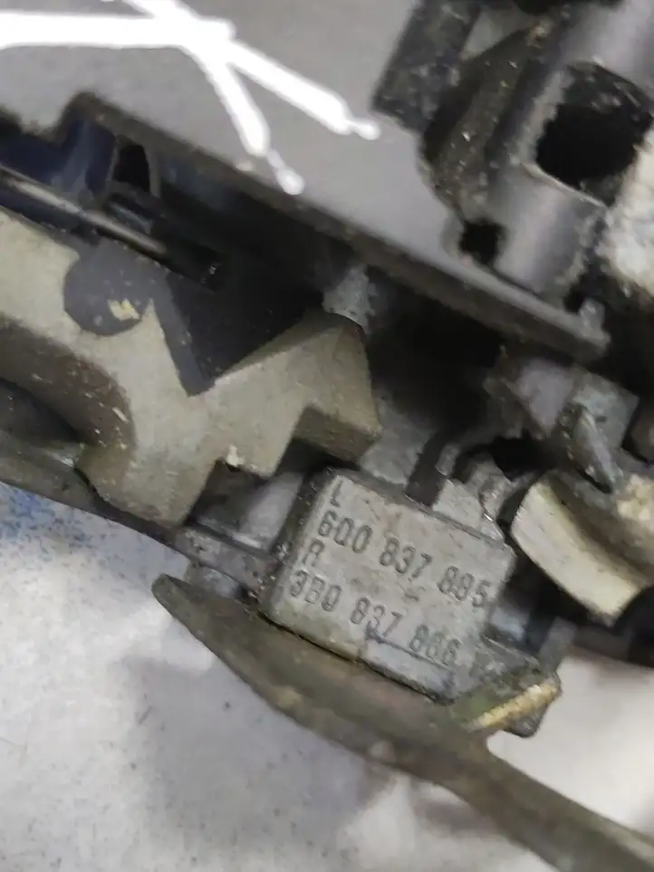 Volkswagen PASSAT B5.5 (2001 - 2005)  3B0837886 Наружная ручка