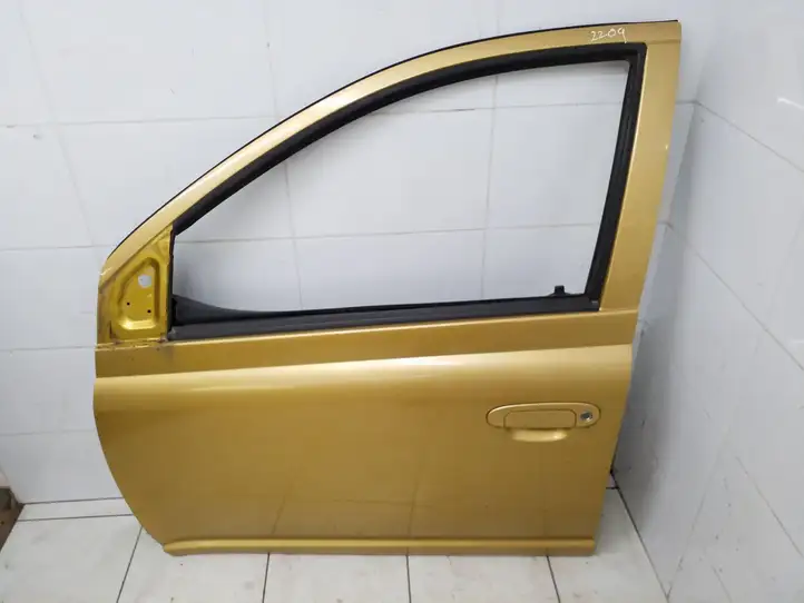 Toyota Yaris (1999 - 2003) Дверь — фото 1