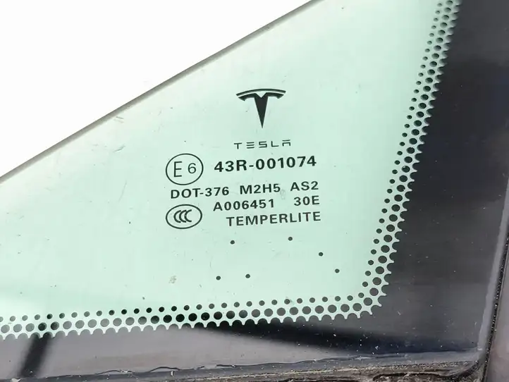 Tesla Model S (2012 - 2016) 1032610 Форточка двери — фото 5