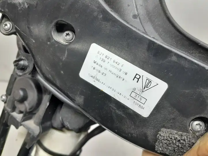 Porsche Taycan 9J1 (2019 - ) 9J1821942F Крышка зарядного разъема — фото 5