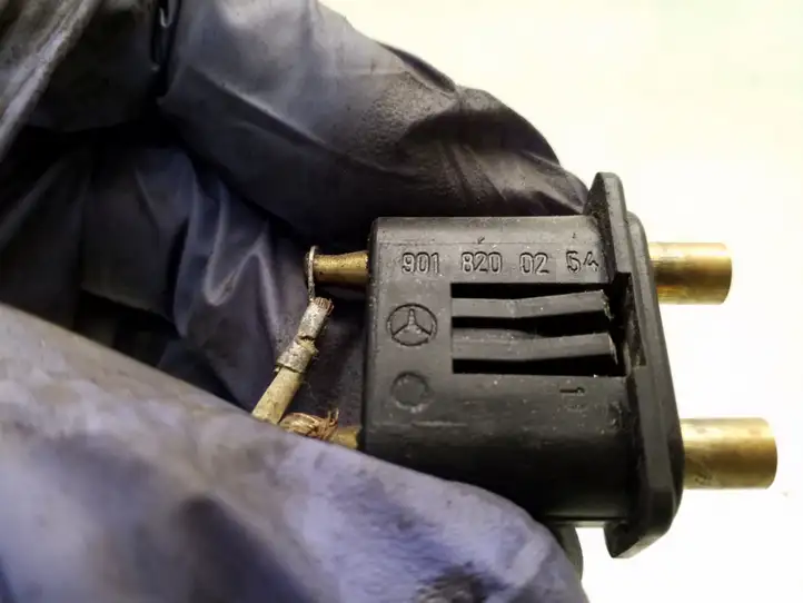 Mercedes-Benz Vaneo W414 (2001 - 2005)  9018200154 Контактное соединение дверей