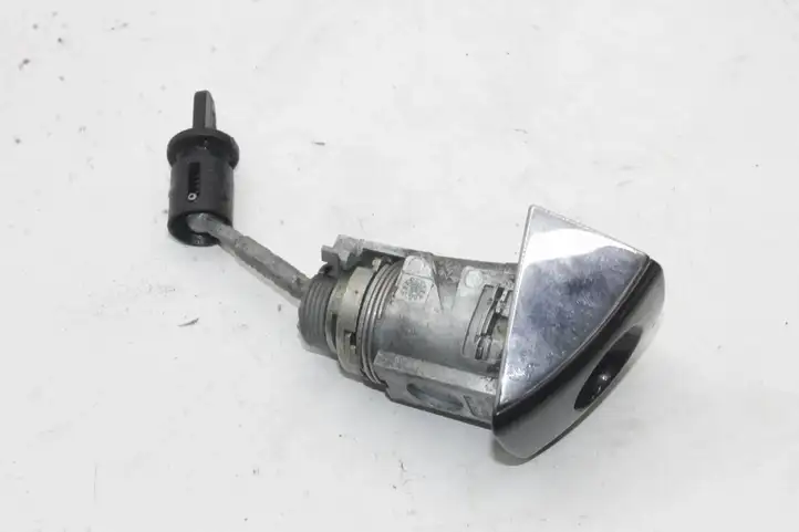 Audi A8 (2010 - 2014)   Замок передней двери