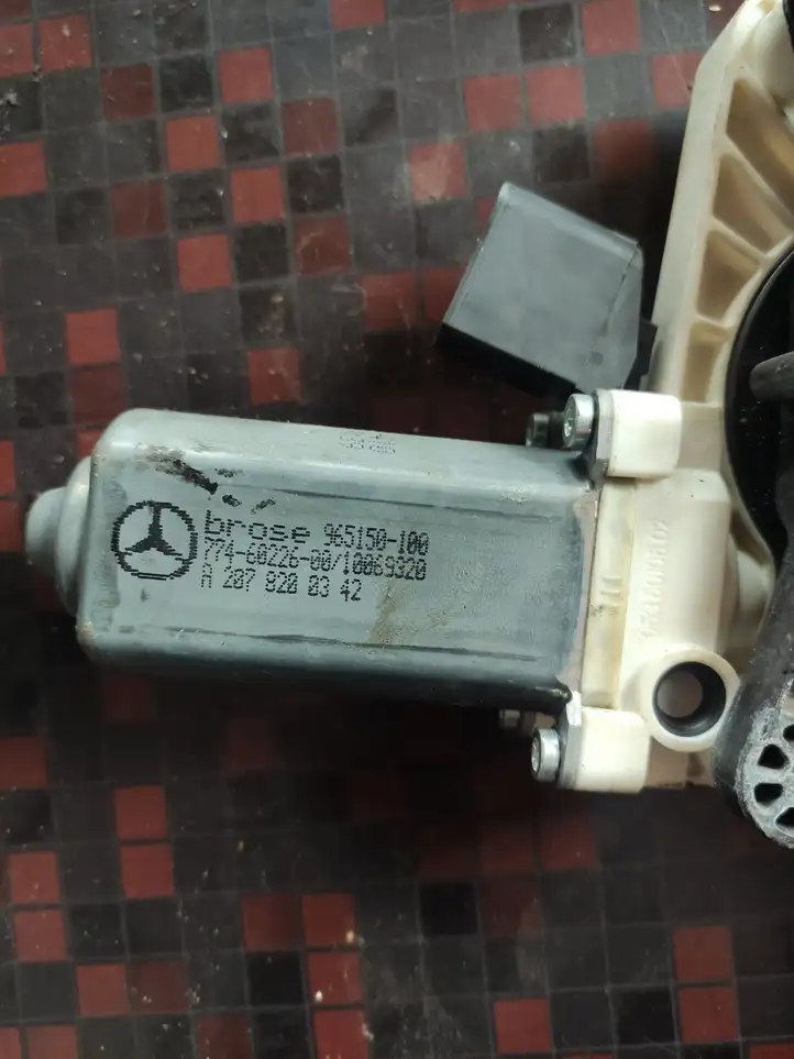 Mercedes-Benz E C207 W207 (2009 - 2017) A2078200342 Механический стеклоподъемник передней двери — фото 2