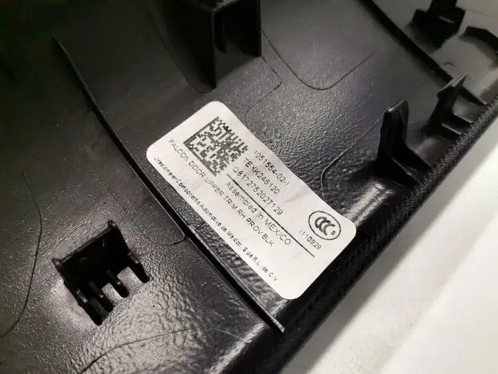 Tesla Model X (2015 - 2021) 1051554-02-I Обшивка задней двери — фото 2