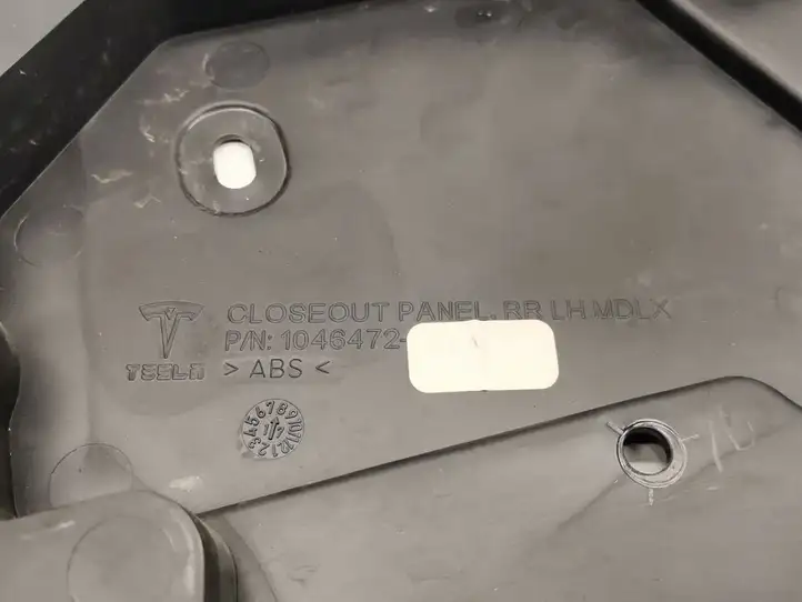 Tesla Model X (2015 - 2021) 1046472-99-A Прочая отделка задней двери — фото 2
