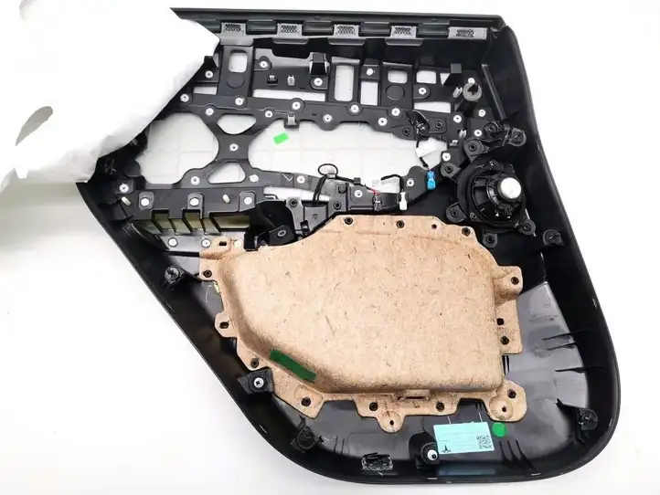 Tesla Model Y (2019 - 2024) 1697297-01-D Обшивка задней двери — фото 5