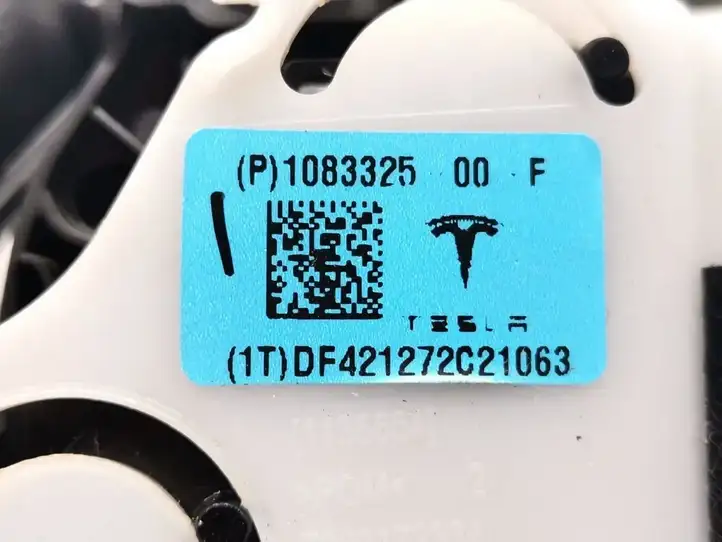 Tesla Model Y (2019 - 2024) 1083325-00-F Боковой воздушный дефлектор — фото 2