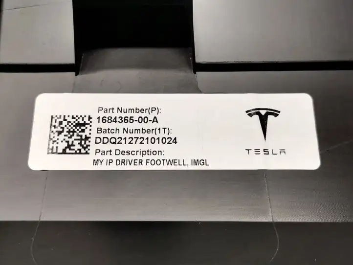 Tesla Model Y (2019 - 2024) 1684365-00-A Прочие детали панели — фото 2