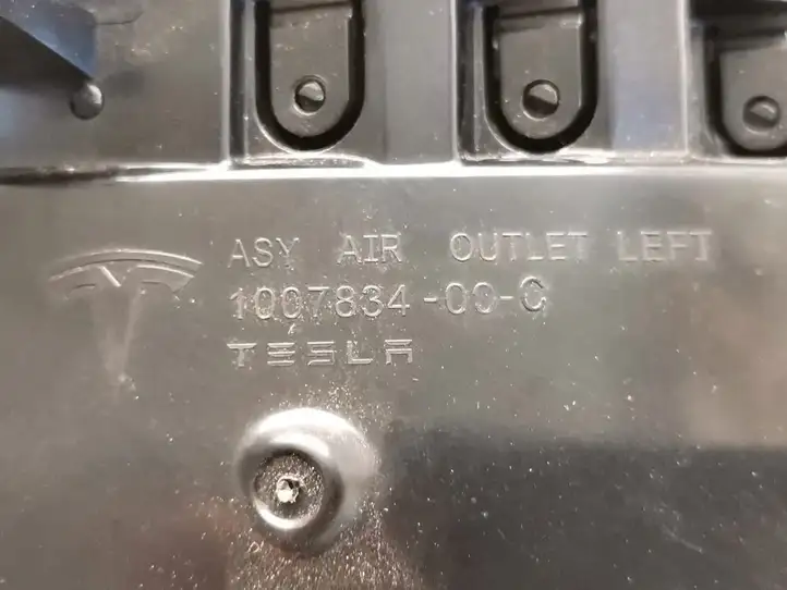 Tesla Model S (2016 - 2021) 1007834-00-C Боковой воздушный дефлектор — фото 3