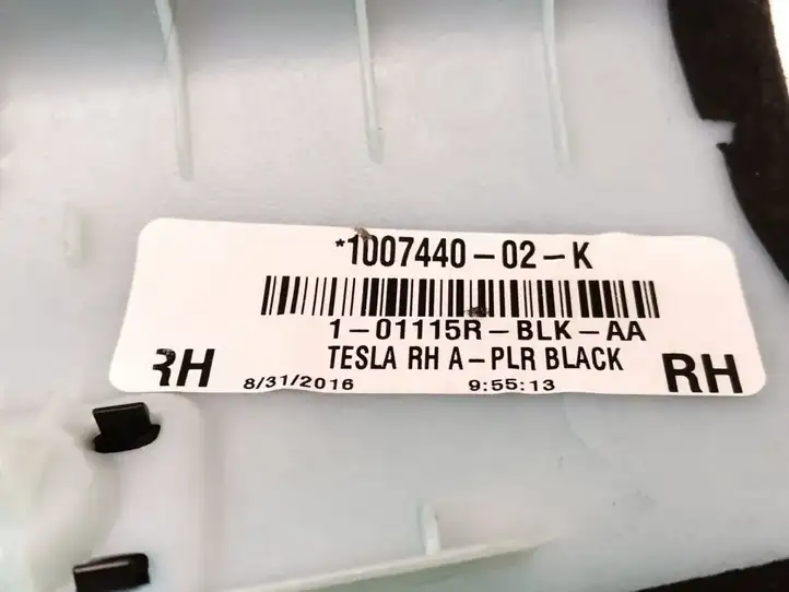 Tesla Model S (2016 - 2021) 1007440-02-K Накладка порога — фото 3