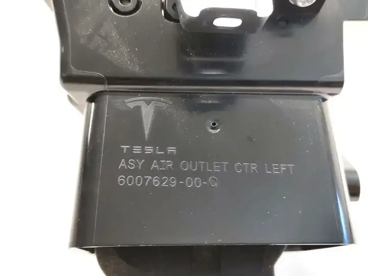 Tesla Model S (2016 - 2021) 6007629-00-C Центральный воздушный дефлектор — фото 5