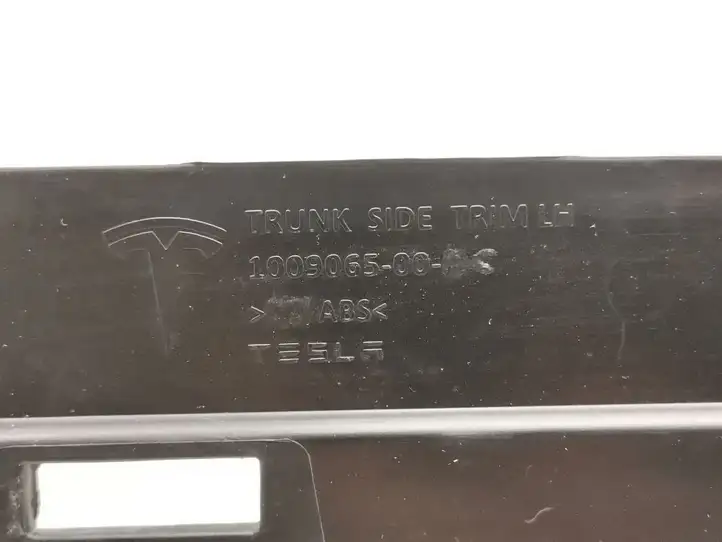 Tesla Model S (2016 - 2021) 1009065-00-C Обшивка стойки у окна — фото 3