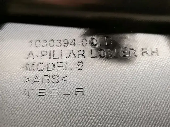 Tesla Model S (2016 - 2021) 1030394-00-D Внутренняя отделка переднего порога — фото 2