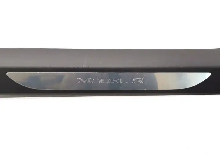 Tesla Model S (2016 - 2021) 1030394-00-D Внутренняя отделка переднего порога — фото 3