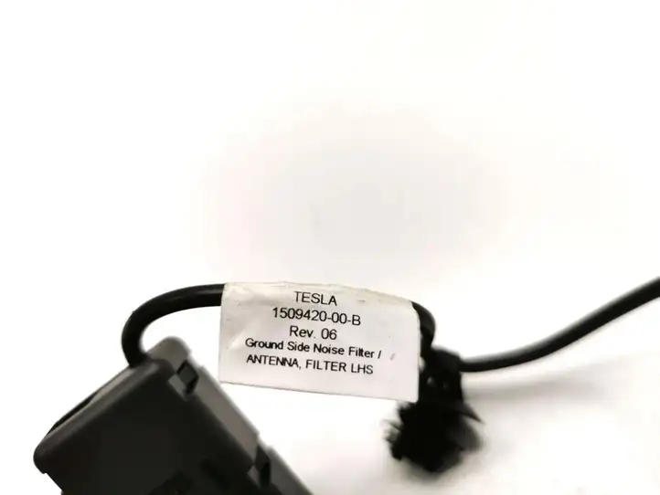 Tesla Model 3 (2017 - 2023) 1509420-00-B GPS антенна — фото 3